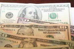 Traces of cocaine exist in up to 90 percent of banknotes in many large US cities, a new study reports. Credit: The American Chemical Society
